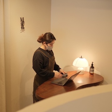 【本町】≪美容師免許なくてもOK・アイブロウ専任OK≫≪未経験OK≫≪完全週休2日制≫≪社会保険完備≫≪実働8時間以下≫≪髪色自由・ネイルOK≫≪土日休み相談可能≫≪営業時間内レッスン≫ご経験がある方はもちろん、未経験の方でもしっかりと活躍して頂ける環境です！「Mond 御堂筋店（モーントミドウスジテン）」からアイリスト（まつげエクステ・まつげパーマ・アイブロウ）の求人☆★