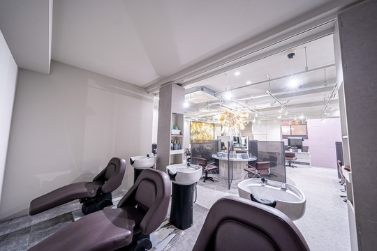 【心斎橋】≪保障給35万円≫≪完全マンツーマン≫≪単価1万円以上≫≪フリー40％／指名50％以上還元≫髪質改善をメインにデザインカラーも大人気のヘアサロン！「Blue（ブルー）」からスタイリスト（美容師）の求人☆★