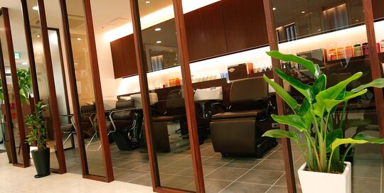 【新宿駅】◆完全週休2日制・産休育休制度あり・着付けも学べる・社会保険完備◆高単価サロンでしっかりお客様と関われます！キャリアアップシステムが整った「Claude MONET 新宿東口店（クロードモネシンジュクヒガシグチテン）」からスタイリスト（美容師）の求人☆★