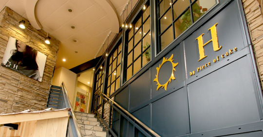 【扇町】◆完全週休2日制◆社会保険完備◆営業時間内レッスンOK◆自分のペースで着実に成長できる環境がバッチリ整っています！スタッフさん想いの温かいサロン「H 天神橋店（エイチテンジンバシテン）」からアシスタント（美容師）の求人☆★☆