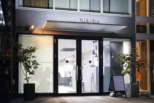 【海老名駅】≪週2日～OK≫≪土日休み相談OK≫≪産休育休実績あり≫≪髪色ネイル自由≫ゆったりとした時間枠で接客できる地域密着型のサロン！なんでも相談しやすい家族のような環境です！指名料全額バックや昇給制度などもあり、安定した収入をゲットできます！「Art Lounge Sikibu（アートラウンジシキブ）」からアイリスト（まつげエクステ・まつげパーマ・アイブロウ）の求人☆★☆