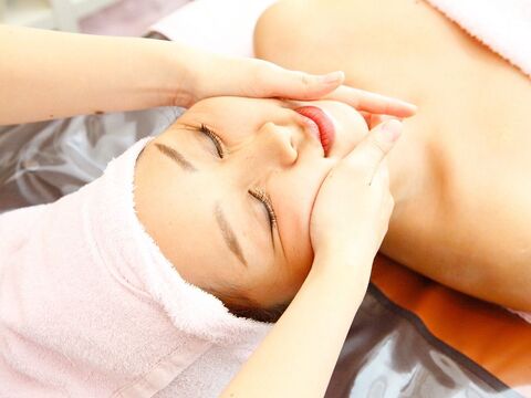 【千里中央】≪平均17時退勤≫≪週2日からの勤務OK≫強引な勧誘などは一切なし！ノルマを気にせずエステティシャンを続けられる環境です！プライベートサロン「La feel（ラフィール）」からエステティシャンの求人☆★☆