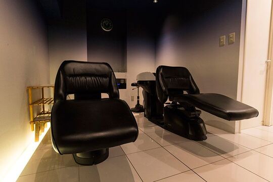 【町田駅】◆完全週休2日制・2年以内のデビュー可能・営業中のレッスンOK◆充実したカリキュラムによって着実なスキルアップが可能。スタイリストさんになってからもどんどん成長できる環境ですFrais Aura（フレイスオーラ）からアシスタント（美容師）の求人★☆