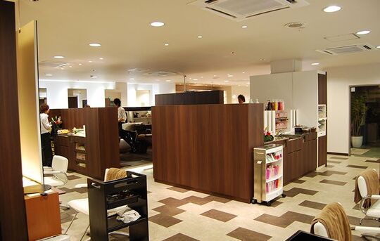 【枚方市駅】≪月8日休み≫≪賞与あり≫≪平均退社19時≫プライベートの時間も確保しやすい！退職金制度や有給休暇制度あり☆“TOP HAIR Neo（トップヘアーネオ）”からアシスタント（美容師）の求人☆★☆