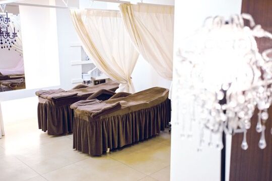 【河内花園】19時営業終了・毎月1回日曜定休あり・歩合でしっかり還元！美容室併設・地域密着型のアイラッシュサロン「abije（アビエ）」からアイリスト（まつげエクステ・まつげパーマ・アイブロウ）の求人☆☆