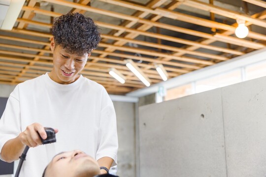 【平針】◆完全週休2日制・土日希望休可能・社会保険完備◆美容業界当たり前のブラックな部分を本気で排除したいと考えている好待遇メンズサロン！半個室で上質なサービスを提供できる「MEN'S SALON alfRed 平針店（メンズサロンアルフレッドヒラバリテン）」からスタイリスト（美容師）の求人☆★