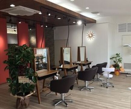 【磯上町】 月8日休み  社会保険完備 地域密着の人気ヘアサロン！幅広い年齢層のお客様が来店しています！「e up by boss（イーアップバイボス）」からスタイリスト（美容師）の求人☆★