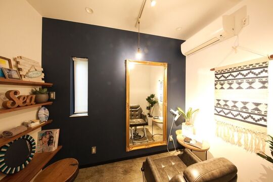 【二上】≪社会保険完備≫新規やフリーのお客様もいらっしゃるので入客チャンスもバッチリ！カラーを得意とする郊外型トレンド発信サロン「Sea by charme 香芝店（シーバイシャルムカシバテン）」からスタイリスト（美容師）の求人☆★☆