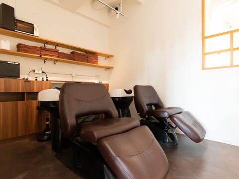 【天神橋六丁目】≪土日休み、連休OK≫≪指名60％〜／フリー40％売上還元！※売上により還元率も上がります！≫≪最低保証給月25万円あり！≫≪完全マンツーマン≫≪自由出勤！≫委託から正社員への移行もできる！長く続けられるようにスタッフを大事に想い働きやすい環境づくりをしています！「ainee（アイニー）」からスタイリスト（美容師）の求人☆★