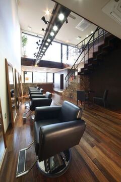 【羽倉崎】 月給20万円以上  有給休暇あり  社会保険完備  18時退勤可能 地域密着で上質なサロン空間がお客様を癒す人気ヘアサロン！こだわりのオリジナルドライカット技術でベストなヘアスタイルを提供しています！！！DOUZE（ドーズ）からアシスタント（美容師）の求人☆★☆