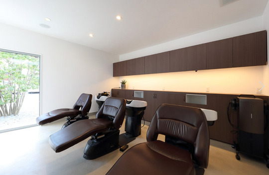 【韮川】◆月8日休み・土日休みも月1日程度相談可能・マツエクも学べる環境◆土日の希望休や長期休みもあり、お休み充実！選べる雇用形態で長く安心して働けるサロン「Luz（ラズ）」からスタイリスト（美容師）の求人☆★