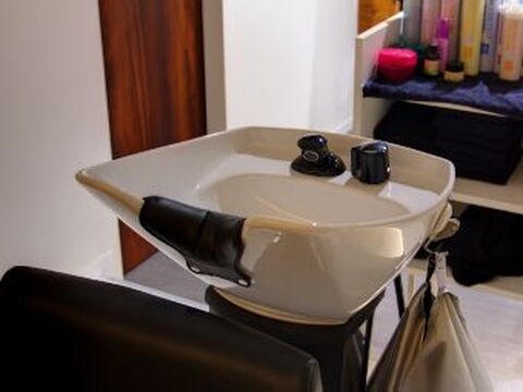 【阪急吹田】≪完全週休2日制≫≪平均退社19時≫≪第2,3日曜定休≫プライベートが充実できる環境です！レッスンも自分のペースで進めていく事が可能なのでメリハリのある働き方ができますよ！「Passion Tree（パッションツリー）」からアシスタント（美容師）の求人☆★