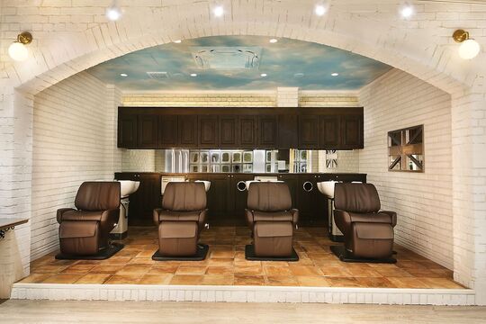 【天王寺】≪月8日休み≫≪社会保険完備≫≪早期デビュー≫関西トップクラスの人気ヘアサロン！スタイリストになれば歩合制で高収入が可能です！立地や環境を大切にし、オシャレな内装にこだわったお店です！「Cloe 天王寺店（クロエテンノウジテン）」からアシスタント（美容師）の求人☆★☆