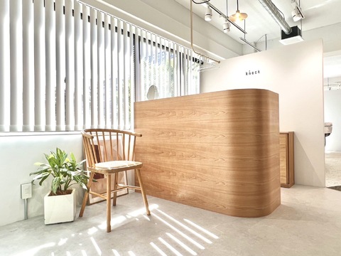 【烏丸御池】≪最短2年以内にスタイリストデビュー≫≪食事補助や住宅手当あり≫≪髪質改善、デザインカラー、スパが人気≫20代を中心に幅広い客層から大人気！福利厚生も抜群のオススメサロンさんです！レッスン環境も整っています！「knock（ノック）」からアシスタント（美容師）の求人☆★☆