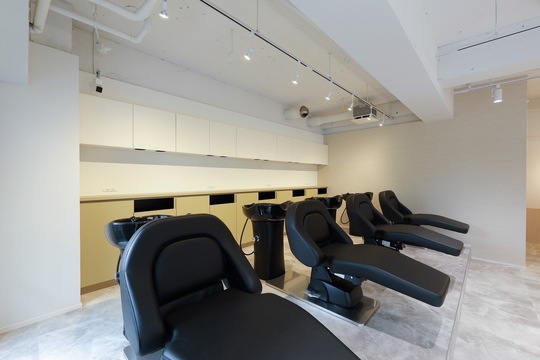 【四条大宮】◆実働8時間・完全週休2日制・休憩1時間・有給休暇あり◆働き方改革を唱え、圧倒的な労働条件を実現！あなたらしく働ける環境がきっと見つかります！「SOY-KUFU 四条大宮店（ソイクフシジョウオオミヤテン）」からスタイリスト（美容師）の求人★☆