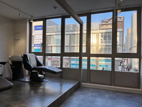 【天神橋筋六丁目】≪未経験・通信生・新卒生歓迎≫≪完全週休2日制≫≪営業時間内レッスン可≫≪20時までに退勤可能≫≪デビューまで最短1年半≫≪駅から徒歩1分≫≪休憩1時間保障≫オシャレな内装と丁寧な接客が人気のサロン！早期デビューで売上に貢献したい方必見！土日休みの相談可能など、他にも良い条件がたくさんあります！「ROI.（ロイ）」からアシスタント（美容師）の求人☆★