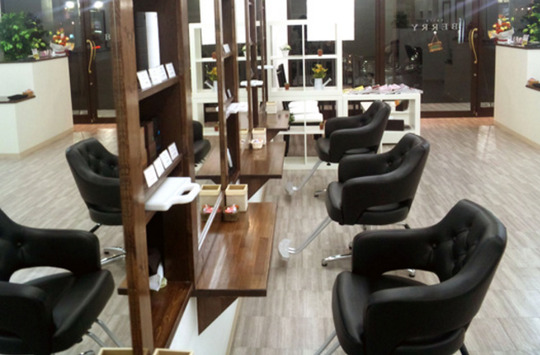 【藤森】≪3ヶ月に1度ボーナスあり≫店舗展開するファミリー層に人気のヘアサロン！少人数制で地域密着&楽しくノビノビ働ける環境！独立支援あり！hairs BERRY 藤森店（ヘアーズベリーフジノモリテン）からスタイリスト（美容師）の求人★☆