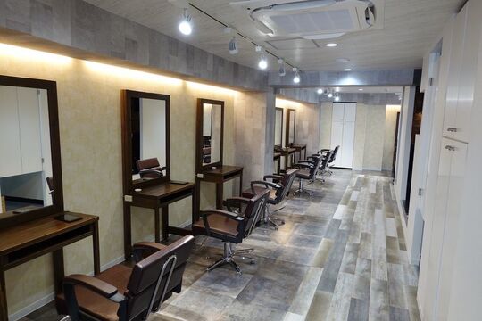 【三宮】≪指名50~55％／フリー40～45％の高還元率≫≪1日12000円保証あり≫抜群の集客と独自のシステムで若いお客様から圧倒的な支持を得ている人気サロン！ブリーチ比率が50％以上なのでカラー好きな方にオススメ！「ENVY KOBE（エンヴィーコウベ）」からスタイリスト（美容師）の求人☆★