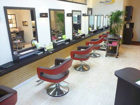 【近鉄長瀬駅】≪社会保険完備≫地域密着理美容サロン！幅広い年代のお客様に人気です！パート勤務もOK！「Moon River 長瀬店（ムーンリバーナガセテン）」からスタイリスト（美容師・理容師）の求人☆★