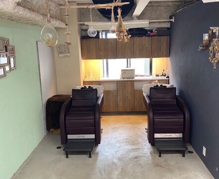 【薬院大通駅】≪完全週休2日制・2連休あり・平均退勤時間20時前後≫頑張り次第で最短1年半〜2年でスタイリストデビュー可能！！技術だけでなく薬剤・髪質に関しての知識も学びます！！お客様ひとりひとりに寄り添った接客を行う髪質改善ヘアサロン「ONSTAR（オンスター）」からアシスタント（美容師）の求人★☆