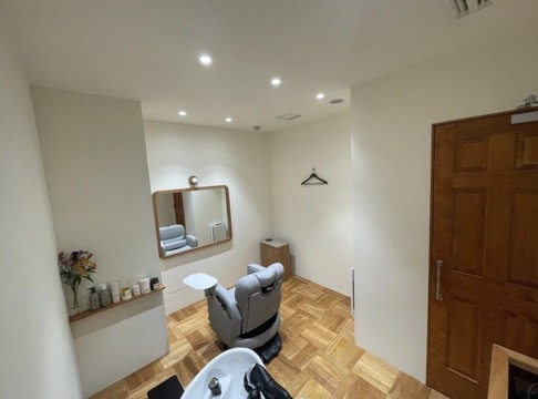 【新御徒町】≪ヘッドスパがウリ・完全週休2日制・客単価15000円≫完全個室でお客様としっかり向き合える！整った働き方で安心して長く働けるサロン「grus（グルス）」からスタイリスト（美容師）の求人☆★