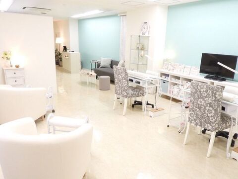 【南森町】アクセス良好!!!人間関係も良くのびのび働きやすい環境★店内はティファニーブルーのおしゃれでかわいい空間が魅力的♪プライベートとお仕事の両立で楽しくサロンワークArk nail&eyebeauty（アークネイルアンドアイビューティー）からネイリスト（ネイル）の求人★☆★