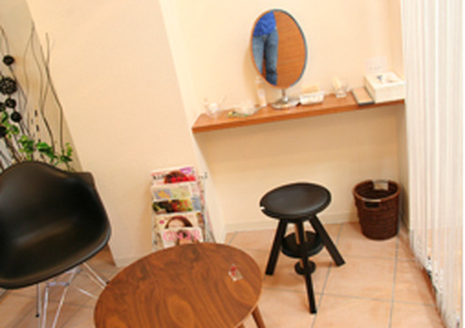 【心斎橋】≪アイラッシュ併設≫心斎橋からすぐの隠れ家サロン！レッスンはマンツーマンでオーナーさんからしっかり技術指導してもらえ、一つ一つの技術をしっかり習得してから入客できます！長年のファンが多い「vis-a-vis（ヴィサヴィ）」からアシスタント（美容師）の求人★☆
