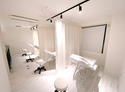 【京都駅】≪未経験の方もOK≫≪月給23万円（経験者）月給22万円（未経験）≫≪社会保険完備≫≪月8日休み≫≪19時までの営業時間≫営業時間内レッスンもOK！土日休みもOK！アイブロウやまつ毛パーマのメニューもあり！ 「eyelash&nail studio Zen（アイラッシュアンドネイルスタジオゼン）」からアイリスト（アイデザイナー・まつげエクステ）の求人★☆