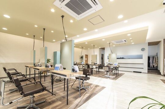 【三ケ森】≪月給18～20万円・社会保険完備・月8日休み・営業中レッスンOK≫充実の研修体制で一人ひとりにピッタリなペースでアイリストデビューを目指せるトータルビューティーサロン「「Loves Laughs 下上津役店（ラブズラフズシモコウジャクテン）」アイリスト（アイデザイナー・まつ毛エクステ）の求人☆☆