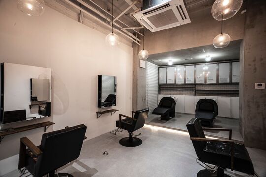 【千里山】≪フリー40％／指名50％売上還元≫≪最低保証給20万円≫≪20時までに退勤可能≫給与平均30〜35万円で頑張れば頑張るほど稼げる環境！土日休みや連休もOKなのでプライベートも充実しながら働けます！「RooM（ルーム）」からスタイリスト（美容師）の求人☆★