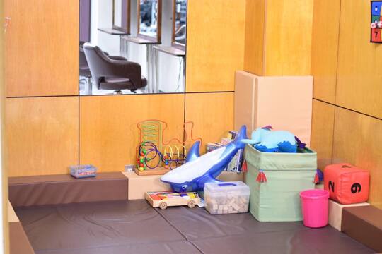 【阪急伊丹】≪社会保険完備≫≪有給休暇消化率100％≫美容師としてどんどん成長できる環境があります！歩合でしっかり稼いでプライベートも充実可能！「FREEZ 伊丹店（フリーズイタミテン）」からスタイリスト（美容師）の求人☆★