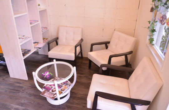 【六地蔵】≪3ヶ月に1度ボーナスあり≫店舗展開するファミリー層に人気のヘアサロン！少人数制で地域密着&楽しくノビノビ働ける環境！独立支援あり！hairs BERRY 六地蔵店（ヘアーズベリーロクジゾウテン）からアシスタント（美容師）の求人★☆