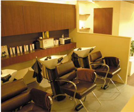 【宝塚南口】≪入社半年間月27万円保障≫お客様からも「仲良し」と言われるほど、スタッフさん同士が本当に仲良し！そんな仲間と共に成長出来る地域密着型のアットホームサロン他店との交流もあり、日々高め合っています！「umber」からスタイリスト（美容師）の求人☆★☆