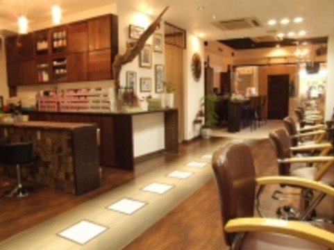 【千鳥橋】≪月給25万円〜≫≪社会保険完備≫≪平均18時に退勤可能≫≪カット経験少なくてもOK、店長候補募集≫個人に合わせたカリキュラムでやりたいことを伸ばせる環境！オリエンタルな雰囲気のオシャレな内装のサロンです「Trick（トリック）」からスタイリスト（美容師）の求人★☆