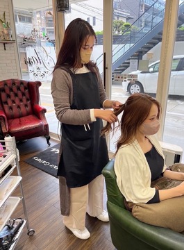 【中洲川端】≪月8日休み・社会保険完備・高還元・ブランクOK！≫12:00から営業開始なのでゆとりをもって出勤可能！！20～30代のお客様が多く人気のカラーも楽しめます。セット・エクステの技術が学べる小規模少人数のヘアサロン「Hair Gallery glass（ヘアーギャラリーグラス）」からスタイリスト（美容師）の求人☆★