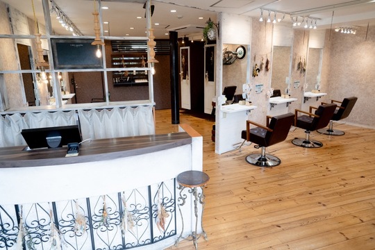 【土師ノ里】≪平均月給30万円≫≪完全週休2日制・有給休暇あり≫≪実働8時間・18時半退勤≫≪社会保険完備≫≪産休・育休実績あり≫充実の福利厚生、好条件で安心して働けるサロンです！地域密着で幅広い年代のお客様が来店される人気サロン！「hair make rely（ヘアーメイクリライ）」からスタイリスト（美容師）の求人☆★☆