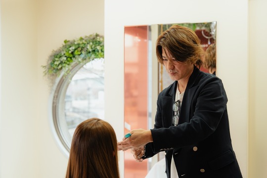 【宝塚南口】≪完全週休2日制≫≪社会保険完備≫髪質改善特化サロンで高単価！1日2～4名の無理のない入客でしっかり稼げます！ 土日休みや時短勤務もできるので家庭のある方やママさんにも働きやすい環境を整えています「髪質改善サロンhair resort luce（カミシツカイゼンサロンヘアーリゾートルーチェ）」からスタイリスト（美容師）の求人☆☆