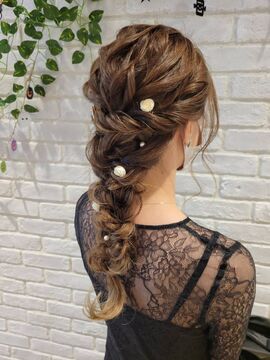 【馬車道】≪未経験OK≫≪完全週休2日制≫≪営業時間内のレッスン可能≫≪長期休暇あり≫プライベートも充実させつつ、まつげパーマ、エステなど様々な技術を身につける事ができるトータルビューティサロン！「Glitter（グリッター）」よりヘアメイクアーティストの求人☆☆