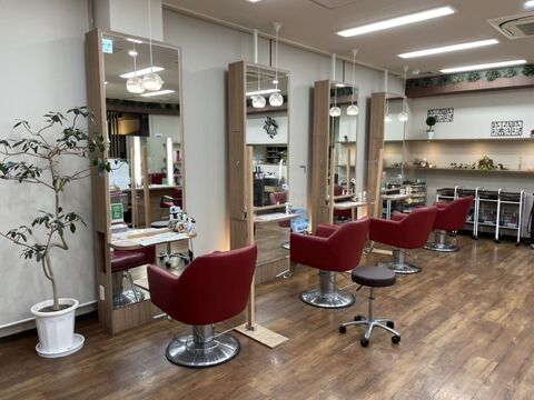 【交野市駅】≪月8日休み≫≪月給19.1万円≫≪社会保険完備≫≪営業中レッスンOK≫≪パートさんも歓迎≫一人暮らし手当もあり！着付けやまつエクも学べる！様々なイベントも盛り沢山で楽しいサロン！充実した福利厚生面で安心して永く働けるサロン！「モリワキ美容室 交野店（モリワキビヨウシツカタノテン）」からアシスタント（美容師）の求人☆★