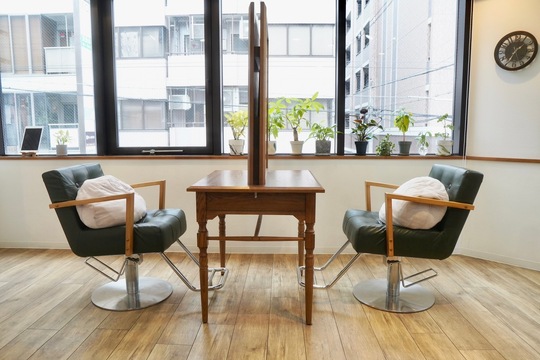 【神戸三宮】≪土日休みOK≫≪社会保険完備≫≪福利厚生充実≫正社員と業務委託を選べるので自分に合った働き方ができる環境！少人数制なのでマンツーマンでじっくり接客ができますよ！「kiki-kobe（キキコウベ）」からスタイリスト（美容師）の求人☆☆