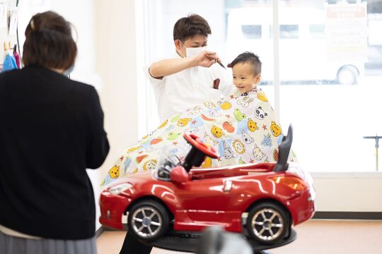 【筑前前原】≪社会保険完備≫≪理容学校学費負担制度あり≫≪社員寮アリ≫≪未経験・通信生・新卒生OK≫幅広い世代のスタッフさん達が活躍中！！店舗展開し安心してお仕事できる環境の「理容こうのいけ エンゼル店（リヨウコウノイケエンゼルテン）」から理容師（見習い・中習・技術者）の求人☆★