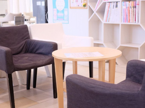 【立場】◆有給休暇あり・月8日休み・寮あり・社会保険完備◆安心の前職給与を半年保証♪一人ひとりが好きなことに挑戦し、トレンドを発信できます☆QUATRO 戸塚立場店（クアトロトツカタテバテン）からスタイリスト（美容師）の求人☆★