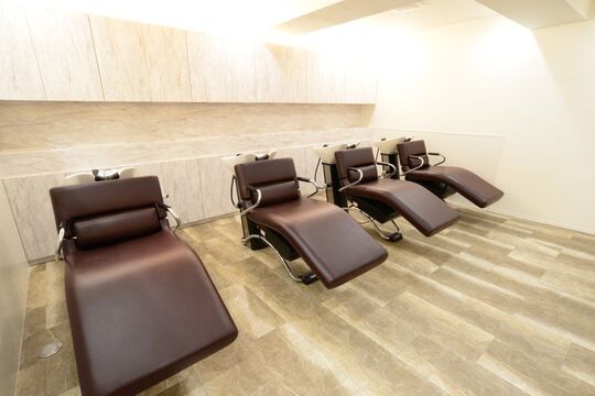 【久里浜駅】≪奨学金手当あり≫≪住宅手当あり≫≪最短2年でデビュー可能≫しっかり構成されたカリキュラムで、しっかり学べて、早くスタイリストデビューが可能！海外テイストのカラーなど、トレンドを押さえたオシャレサロン！Natural maleec（ナチュラルマリーク）」からアシスタント（美容師）の求人☆★