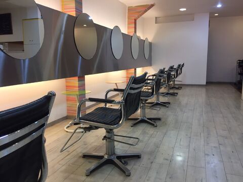 【交野市駅】≪平均退社18時半≫≪月給18万円〜≫≪営業時間内レッスンOK≫風通しがいい環境なので離職率が低い♪レッスンはスタイリストさんからマンツーマンで学べる◎Hermes（ハーミス）からアシスタント（美容師）の求人☆★