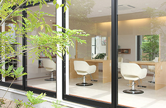 【浜松駅】◆日曜定休あり・平均17時退勤◆ありがとうがたくさん飛び交う暖かいサロンです！スタッフ同士は仲が良く、お客様との距離も近い！結婚出産などのライフステージの変化にも対応可能な「oazo 大柳店（オアゾオオヤギテン）」からスタイリスト（美容師）の求人★☆