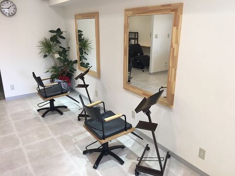 【徳力公団前駅】≪月休8日・社会保険完備・早上がりもあり・産休育休取得可能≫単価が高いので一人ひとりに寄り添った施術が可能！！少人数制の髪質改善サロン「Libre（リーブル）」からアシスタント（美容師）の求人☆★