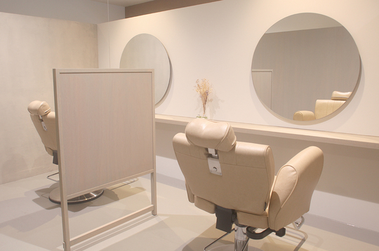 【藤井寺駅】≪完全週休2日制≫≪年間公休12日≫≪社会保険完備≫≪住宅手当あり≫好条件と福利厚生が整った安心して働けるヘアサロン！トレーニングルームを完備しており営業時間内レッスンで2年以内のデビューを目指せます！アイラッシュも学べるお店です！「CRYSTAL MAGIC JYOMA JYOMA（クリスタルマジックジョマジョマ）」からアシスタント（美容師）の求人☆★☆