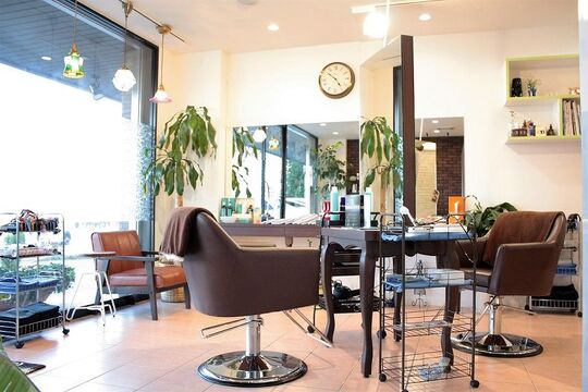 【若草】≪月休8日・社会保険完備・月給21万スタート・車通勤OK・平均退勤時間19:00〜19:30≫マンツーマンでお客様と関わるので技術に集中できます。正社員はもちろんパートで時短勤務も可能な地域密着型ヘアサロン「hair speciality flap（ヘアスペシャリティーフラップ）」からスタイリスト（美容師・理容師）の求人☆★☆