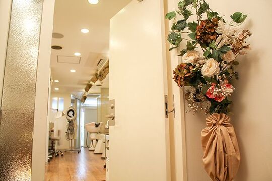 【新宿】◆ヘッドスパ専門店・社会保険完備・有給休暇あり◆スパに特化しており、オーダーメイドシャンプーもあり！！安定した収入と働きやすい待遇！頭皮、育毛、ケアに注力した「Ritts 新宿店（リッツシンジュクテン）」からスパニスト（美容師）の求人☆★☆