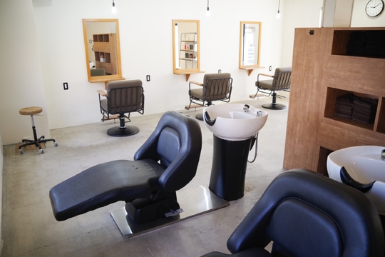 【河内長野駅前】≪月8,9日休み≫≪社会保険完備≫≪賞与あり≫好条件で福利厚生も整い安心して働ける体制です！将来困らない美容技術を無理なく楽しく取得できるヘアサロン！「tranq hair design（トランクヘアーデザイン）」からスタイリスト（美容師）の求人☆★☆